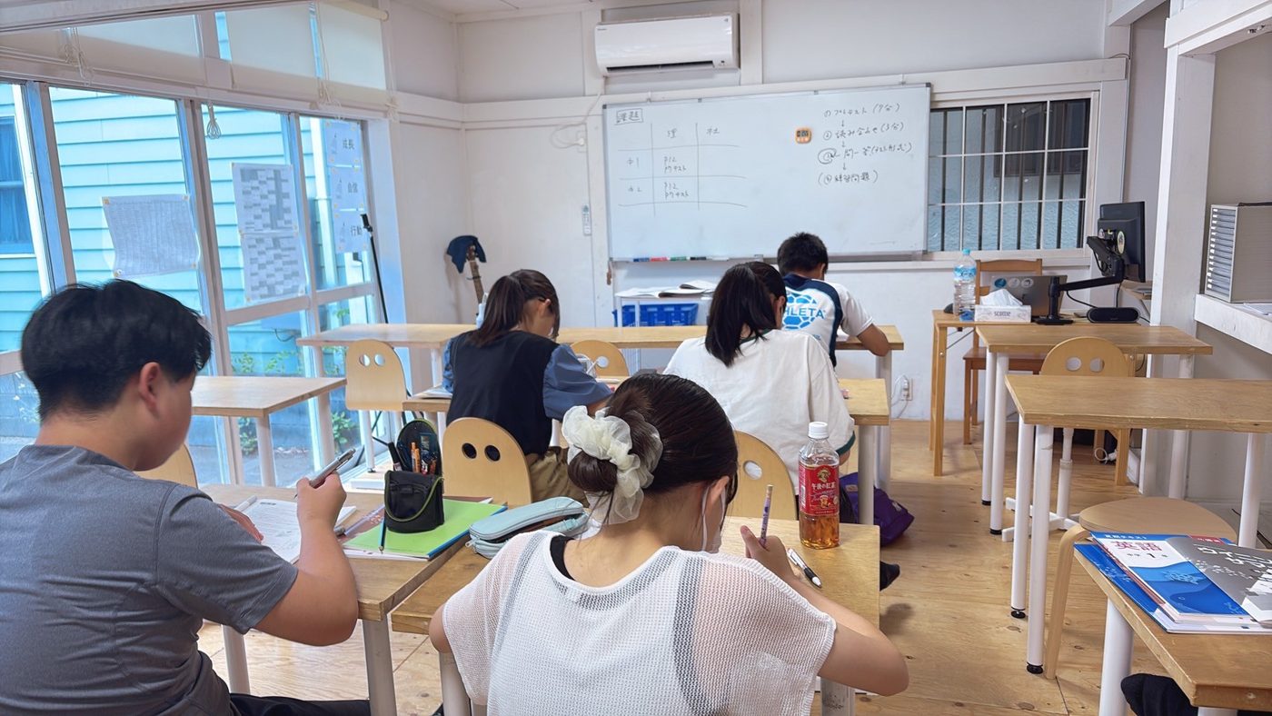 本店の教室で机に向かう子どもたちの後ろ姿